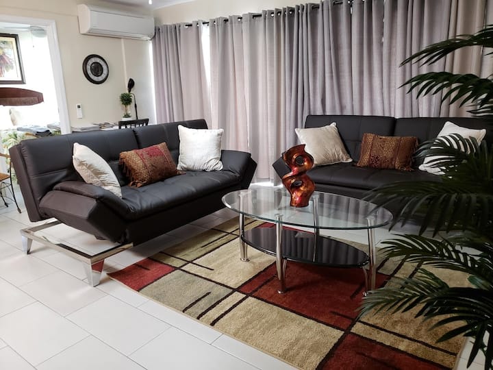 Aloha & kuwakaribisha wetu wapya remodeled 2 kitanda chumba 2 full bath condo katika Beach Waikiki! Imegawanywa na AC. 