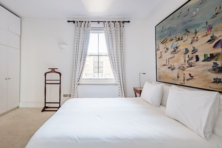 Walk to the Natural History Museum from a Bright Apartment gallery image 3