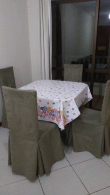 Mesa com 4 cadeiras, também possuo 4 banquinhos além das cadeiras.