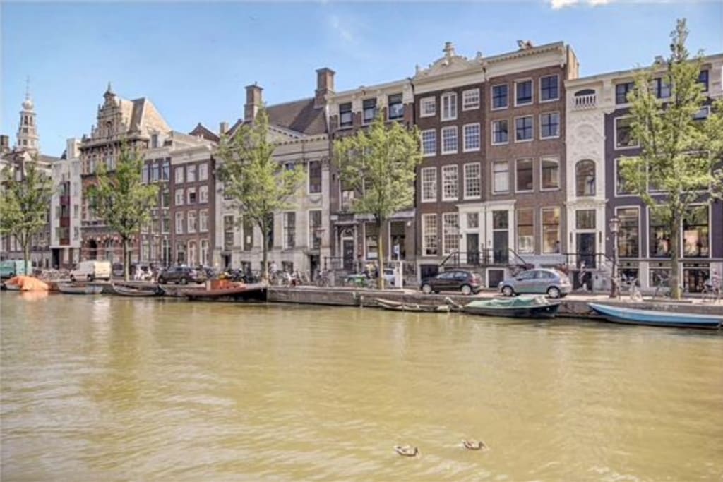 Impressive 17th century building at one of the most beautiful canals in the hart of Amsterdam