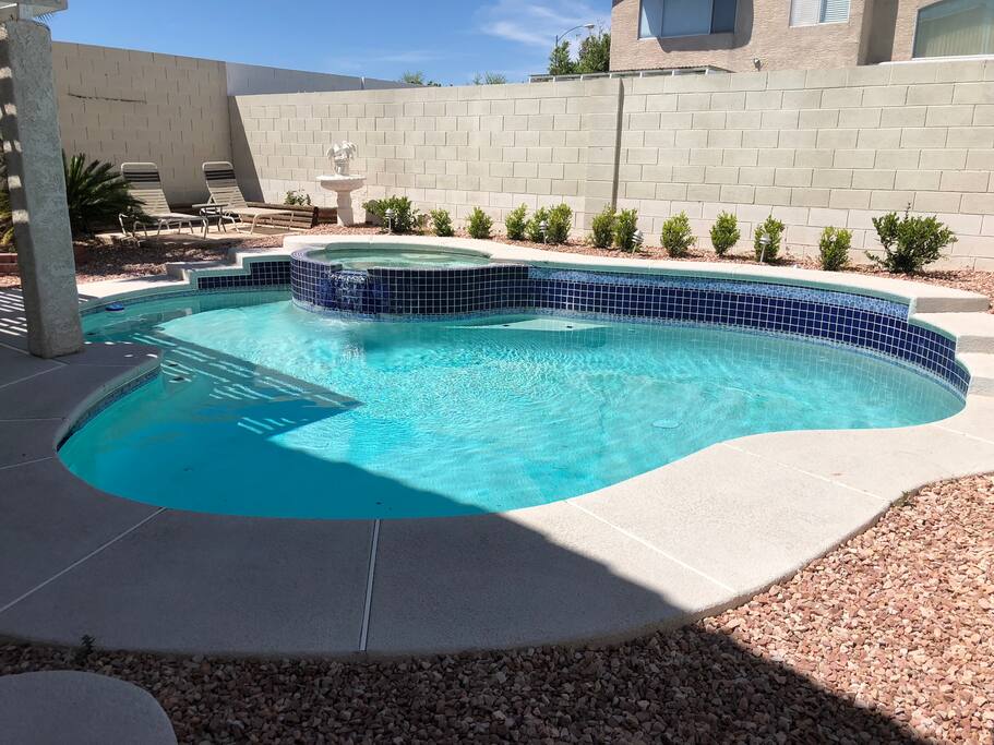 BACKYARD/POOL & SPA (NOT HEATED)