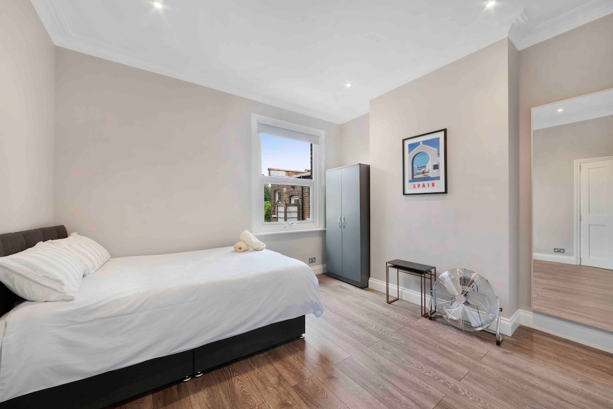 Espacio moderno y luminoso en el dormitorio.