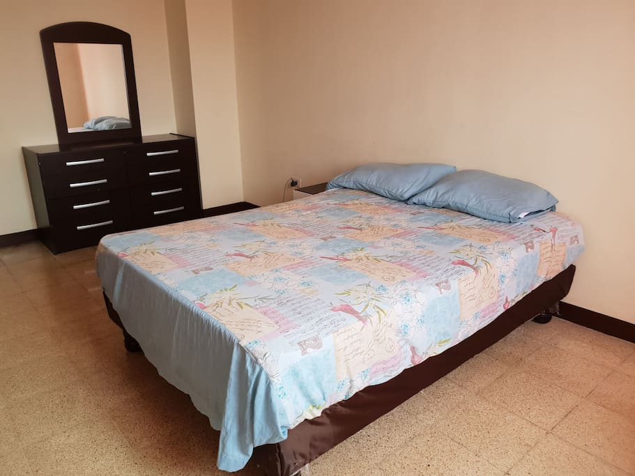 Habitacion grande con cama de matrimonio