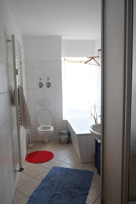 Bad mit Badewanne und Dusche