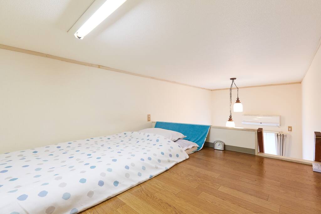 Loft:Space for 2 persons. ロフトに2組の布団ご用意可