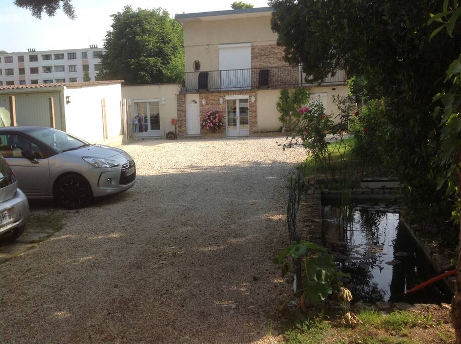 Entrée à gauche