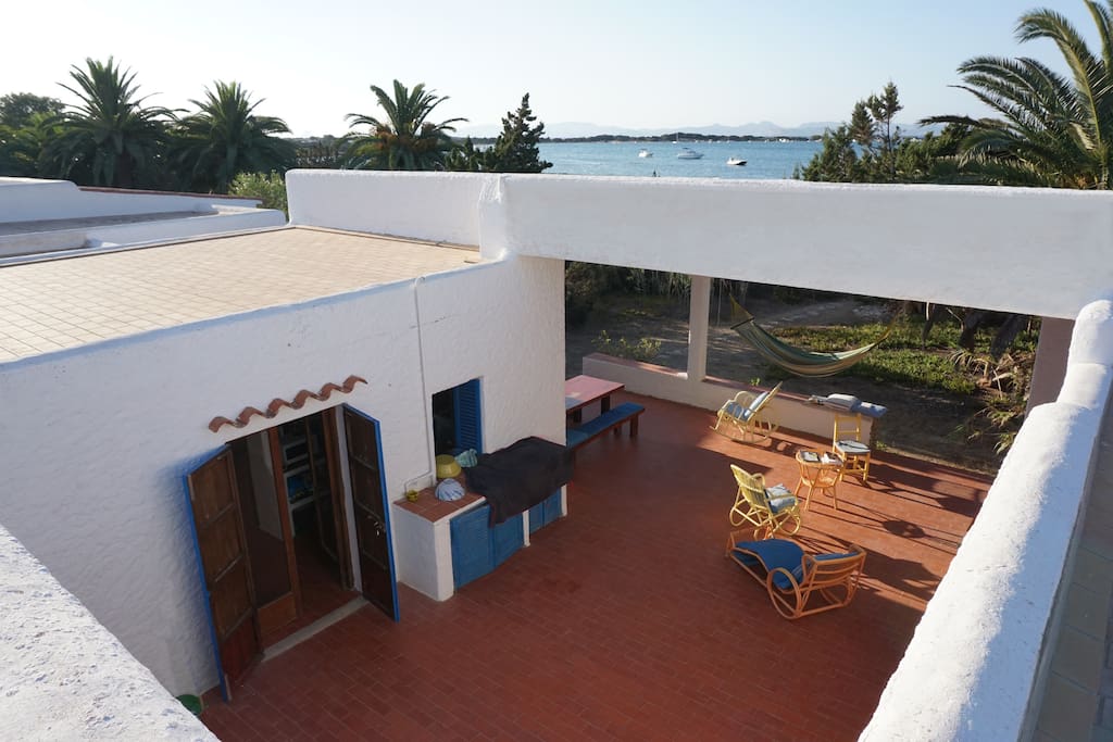 Vue depuis le toit-terrasse : le patio, la terrasse couverte et la porte du séjour