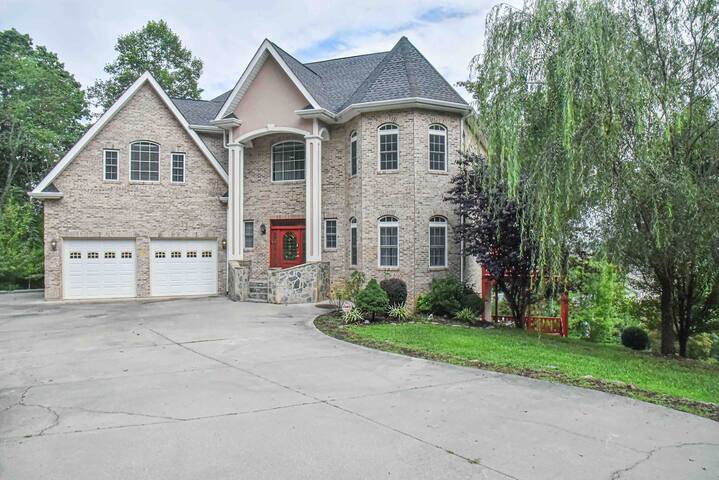 Huge Asheville house Views Hot Tub & Sauna gallery image 2