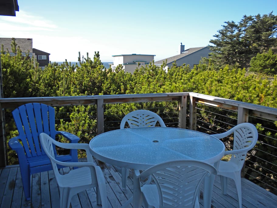 Upper deck with patio table and chairs