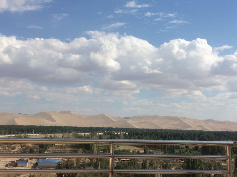 西露台俯瞰白马塔公园,远眺鸣沙山