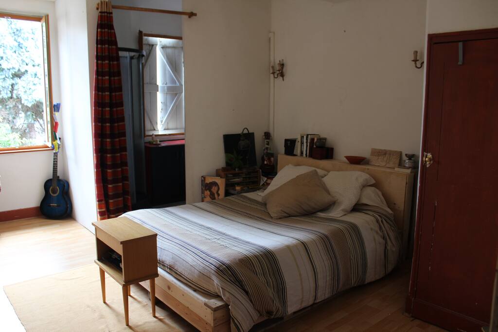 la grande chambre et sa salle de bain