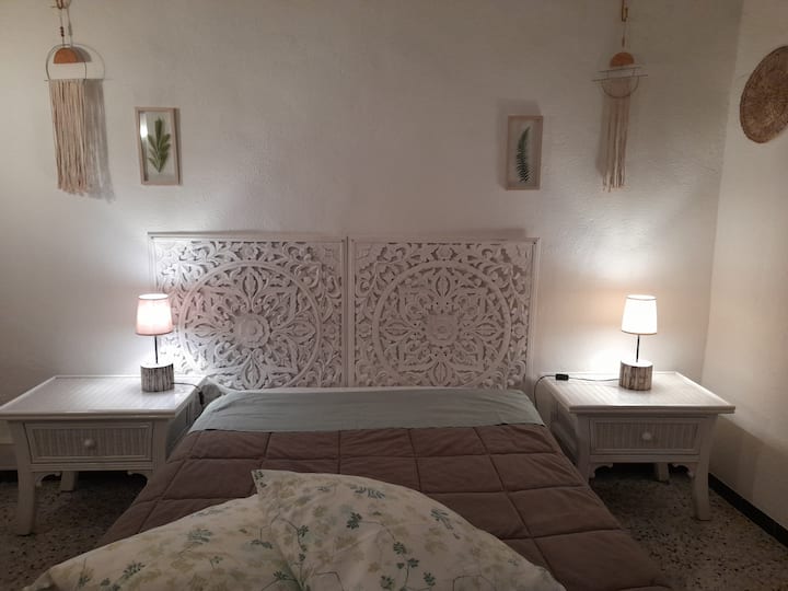 Velika spavaća soba 140x200 krevet, poboljšana kutija s oprugama,  dobra posteljina, tišina 