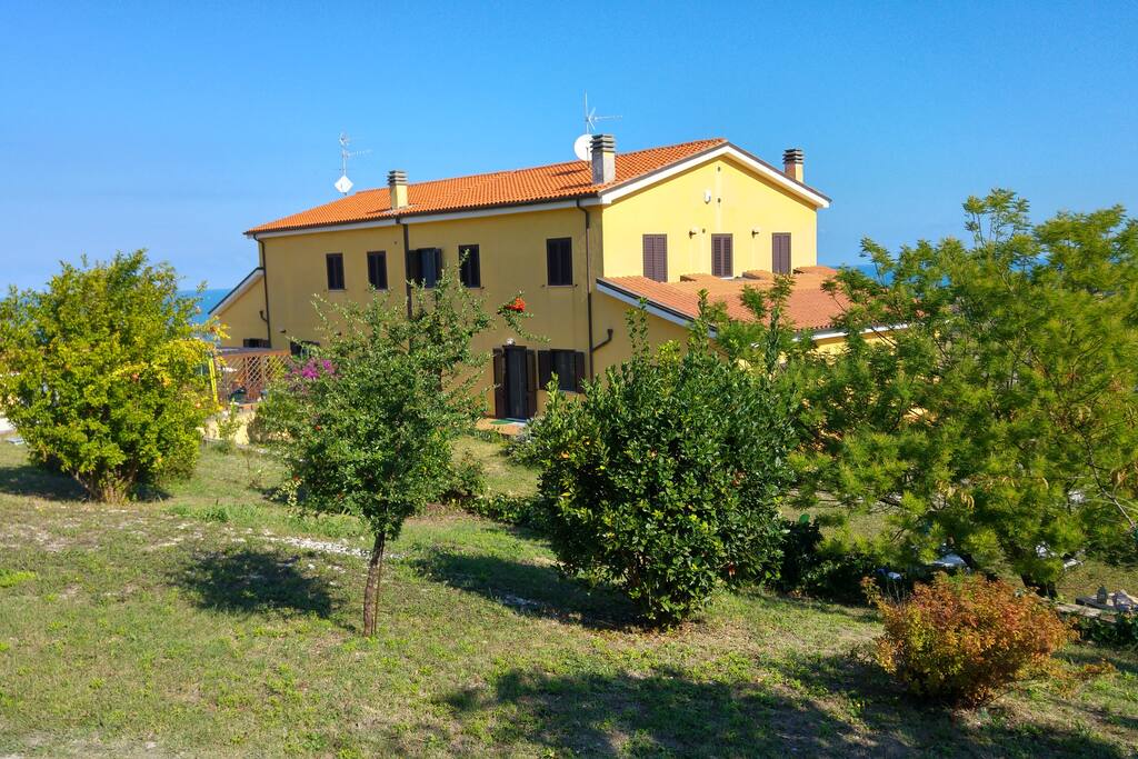 Giardino e struttura B&B VISTAZZURRA