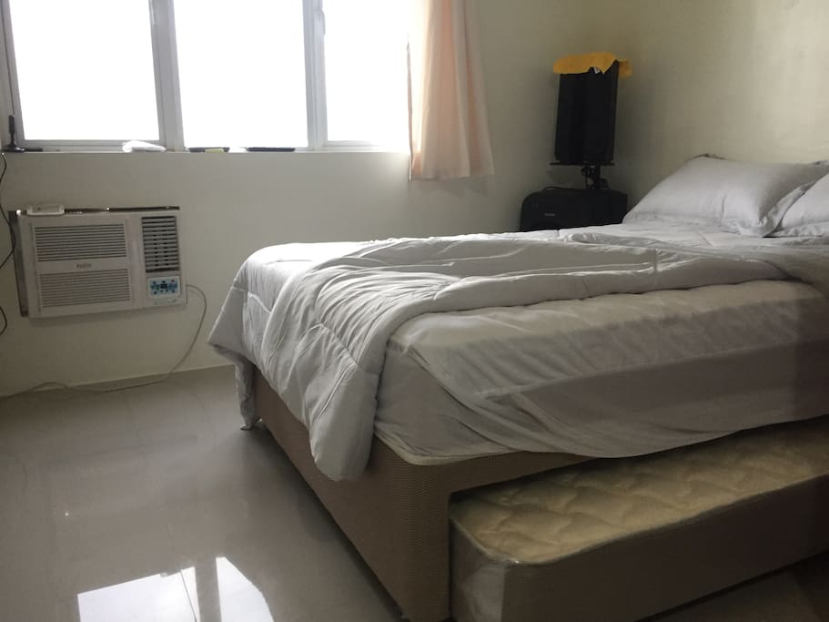 Semi-double bed with pull out matress