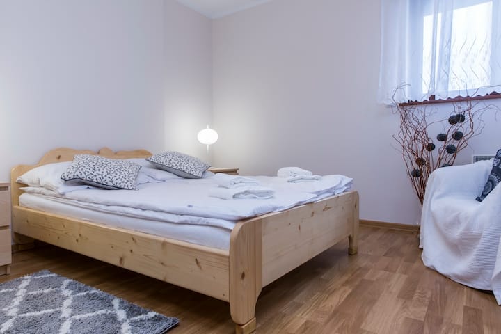 Საძინებელი № 2 ( 12 მ2) ორადგილიანი საწოლით და კარადა სარკით.