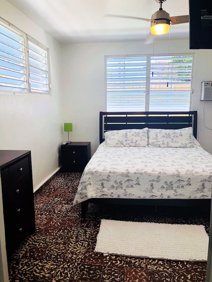 Главната спална соба го има најдоброто океанско ветре.  Кога брановите се големи, може да ги слушате како паѓаат додека заспивате.