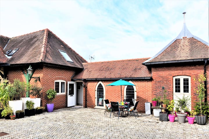 STYLISH 5* HOME, private parking ideal York, Races