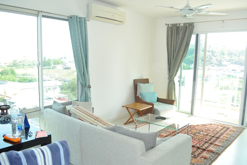 Sunny, airy 6th floor corner position.
Spacious feel