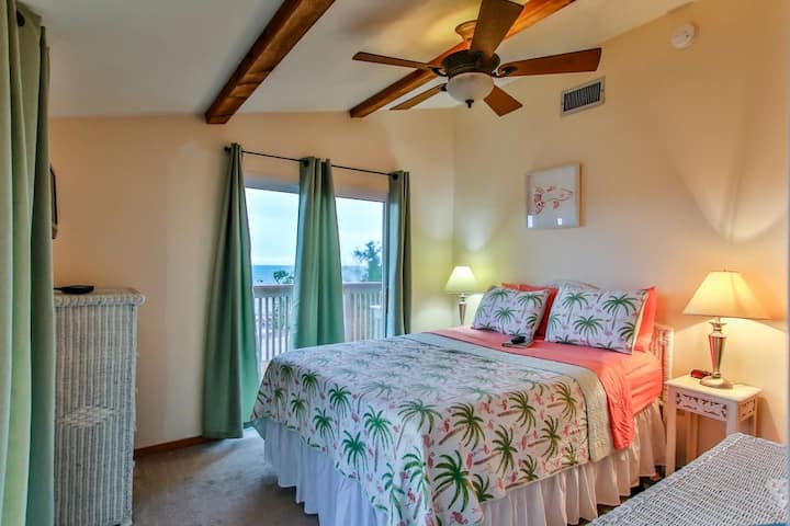 ห้องนอนควีนไซส์ด้านขวาของบ้านวิวน้ำ 