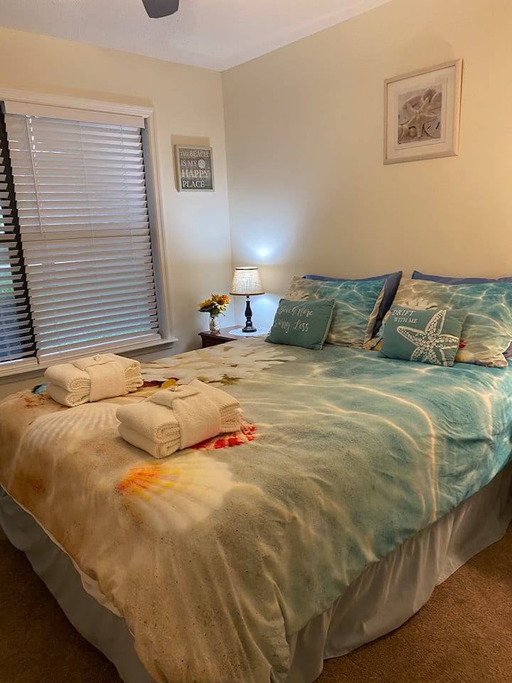 Kruip lekker bijeen in de strandkamer op een queensize comfortabel bed. 