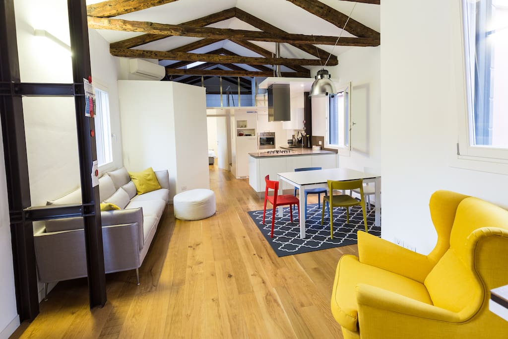 Feel at home after discovering Venice in this modern and bright space with everything you need to enjoy your stay, air conditioning included!