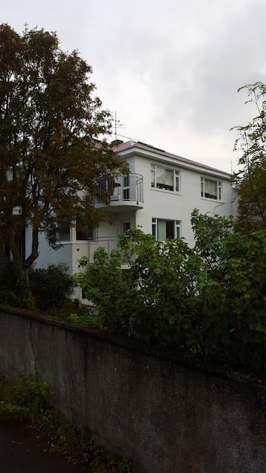The room is in a apartment on first floor