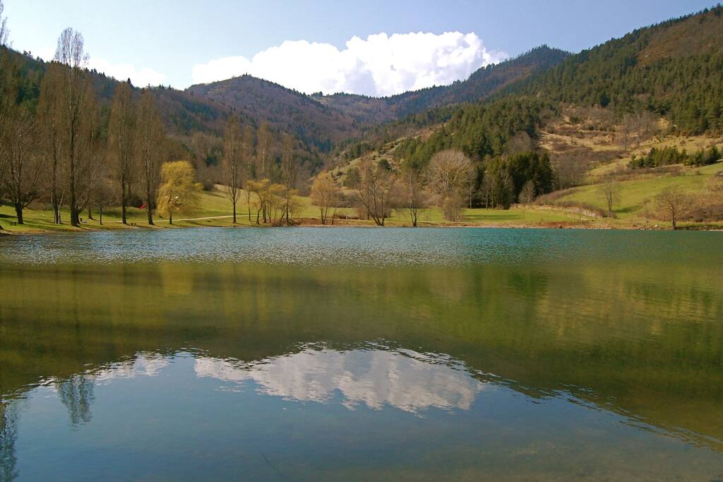 Lac de Belcaire à 5mn à pied