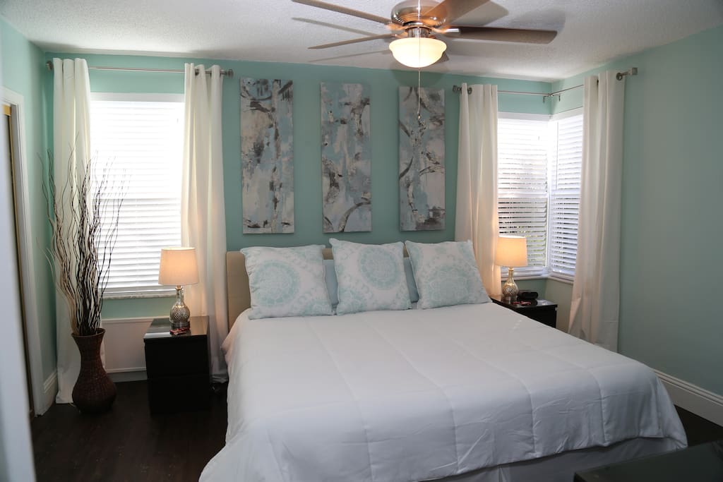 Enjoy a wonderful night's sleep in this brand new Serta Perfect Sleeper King size mattress with Memory Foam and Gel Euro Top. The bedding will feel luxuriously soft against your skin and the comforter and mattress cover are hypo allergenic to make sure nothing interrupts a peaceful night's rest.