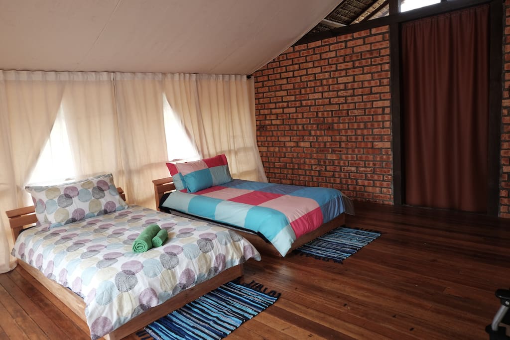 2 Single Beds