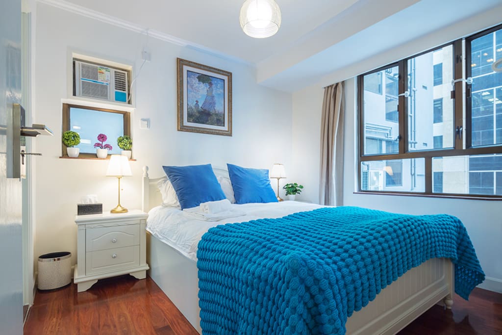 master room with king size bed