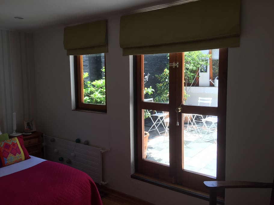Habitación con vista a patio de interior.