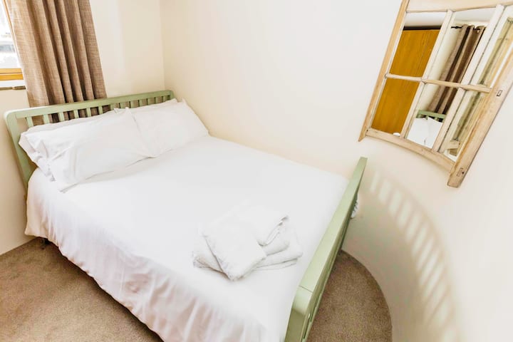 Eines der Doppelschlafzimmer im Erdgeschoss. Wir haben zwei Schlafzimmer im Erdgeschoss, geeignet für Gäste mit eingeschränkter Mobilität / Rollstuhlfahrer.