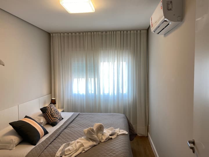 בחדר עם מיטת קווין סייז, יש מיזוג אוויר חם/קר ומפוצל, עם פתחי דלתות אטומים לרעש.