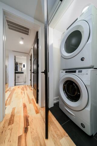 ROOFTOP HOT-TUB WITH DOWNTOWN VIEWS #4 gallery image 5