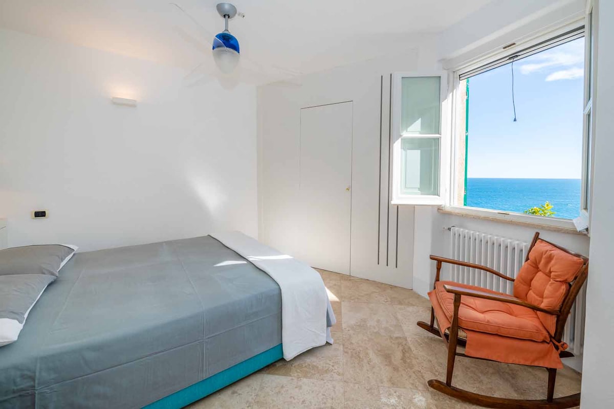 ห้อง 1: ห้องนอนเตียงใหญ่โปร่งโล่งและผ่อนคลาย