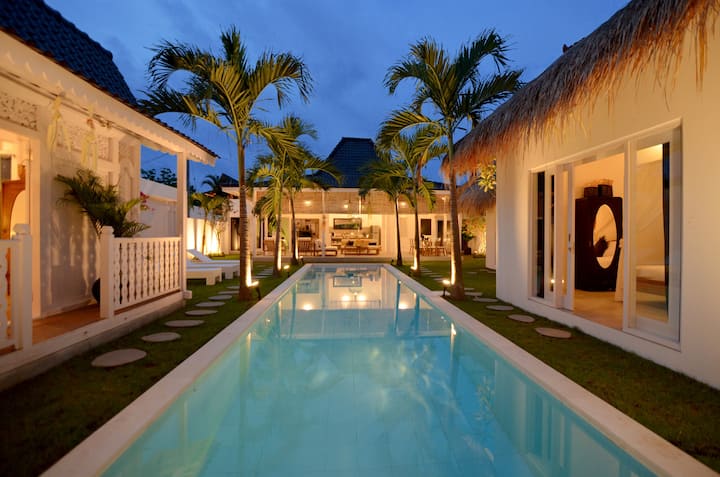 Spacious 4 Br Villa With Pool In Seminyak Square - Bali