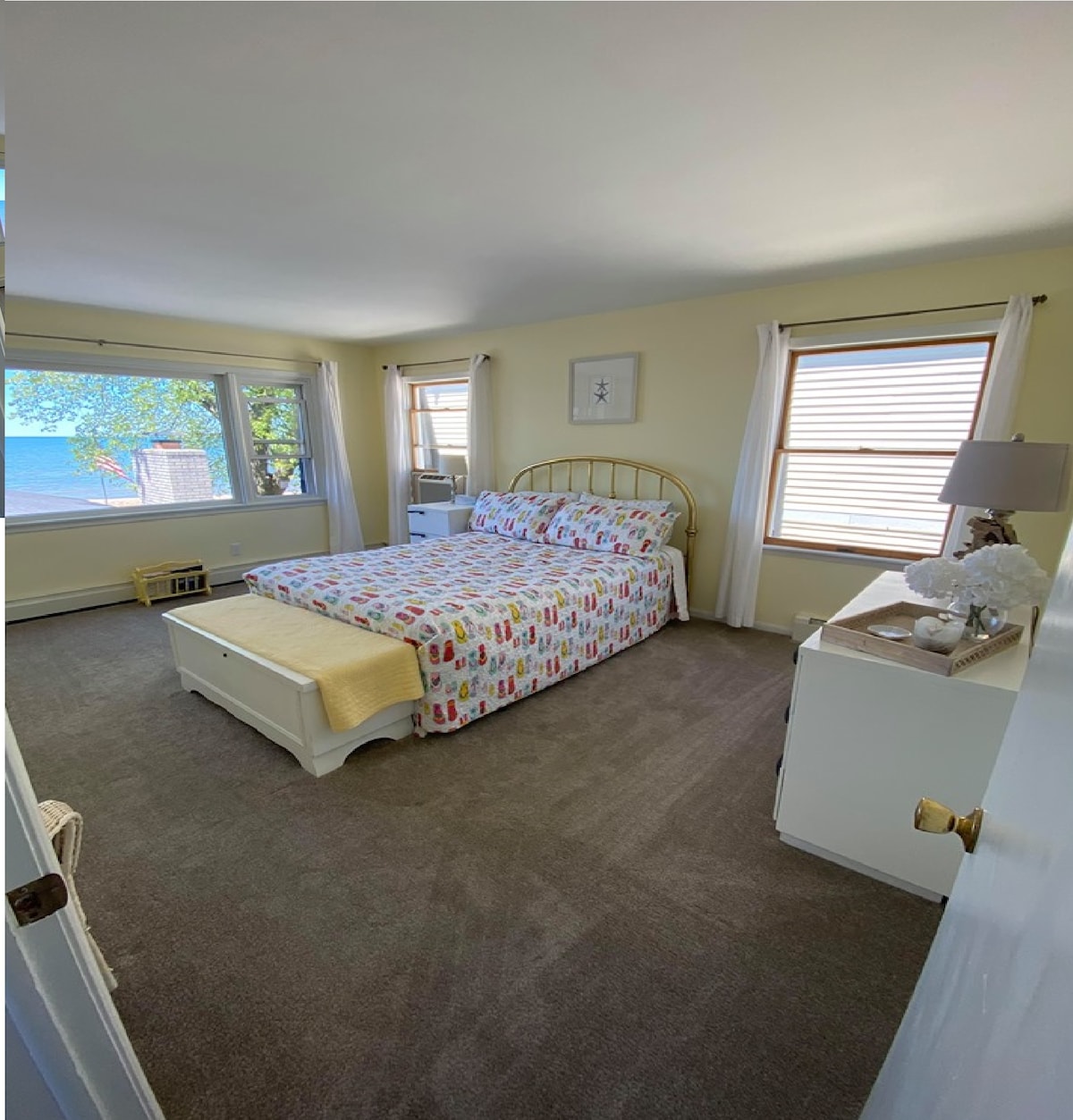 ห้องนอนใหญ่พร้อมเตียงควีนไซส์ชั้นบน