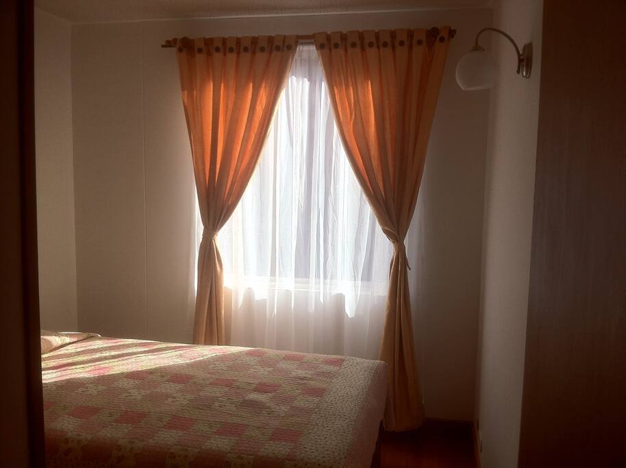 Habitación con iluminación natural.