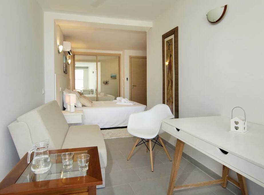 Suite parentale, côté canapé convertible et bureau