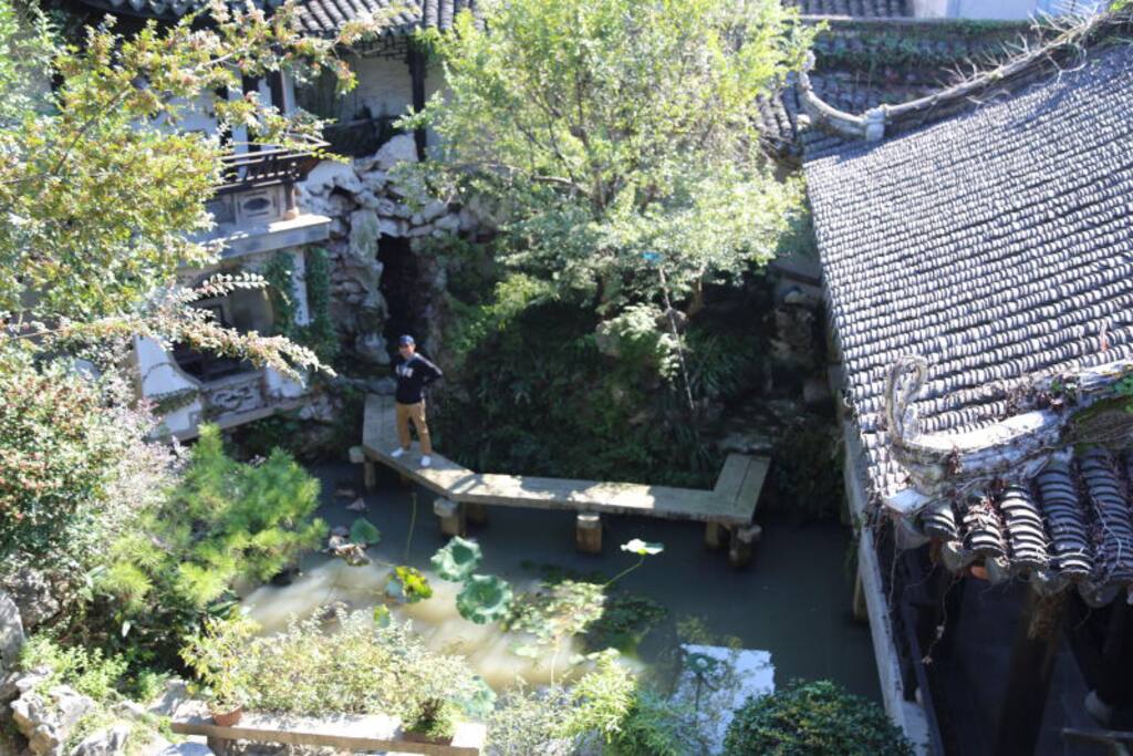 砖雕匾额“繭园”落款为南昀,即清康熙年间状元彭定求所题,寓意隔绝尘世,园中自有生机。
