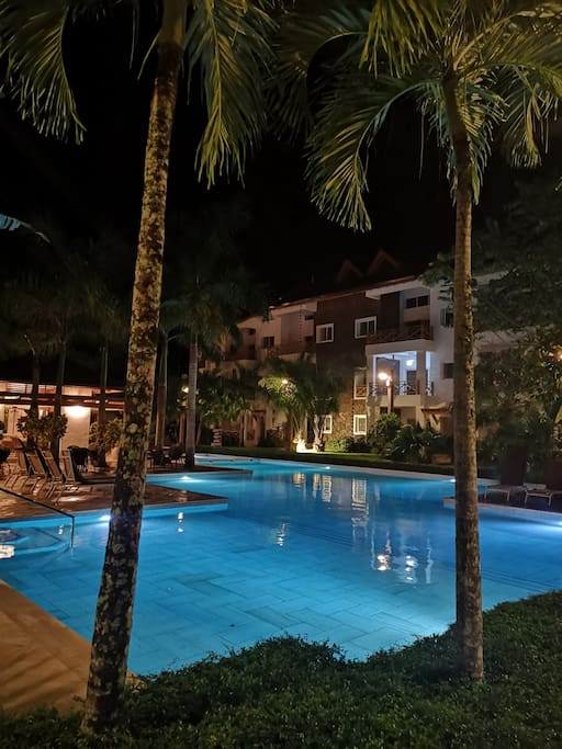 piscine éclairée la nuit