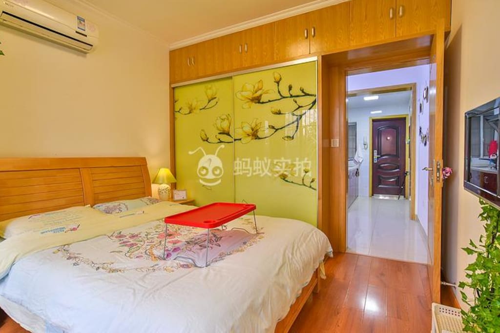 Large wardrobe/大容量的储物空间,长住也不担心没地方放东西