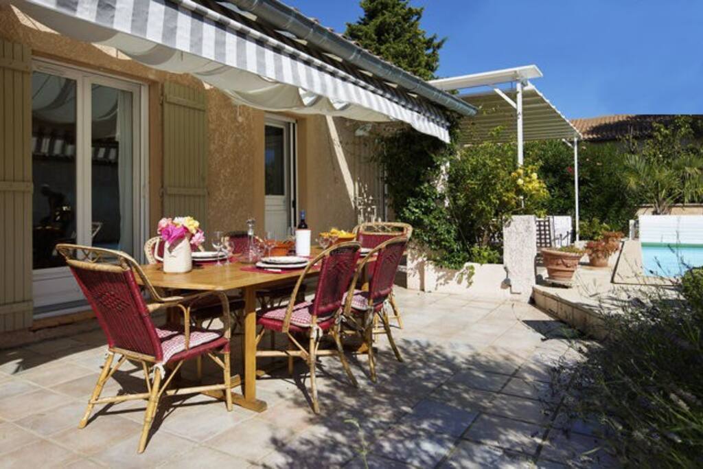 Terrasse très confortable pour vos repas