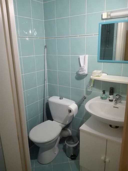 Salle d'eau avec douche