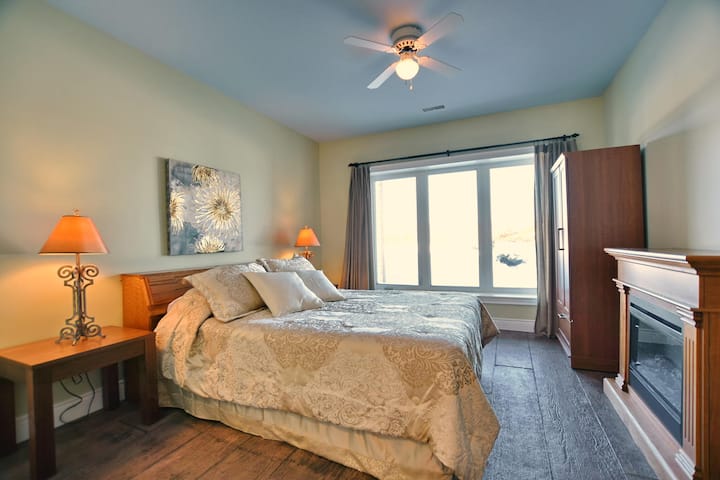 Მეოთხე საძინებელში არის დედოფალი, ერთადგილიანი საწოლი და ელექტრო ბუხარი. Შედის დამხმარე სარეცხი ოთახი. 