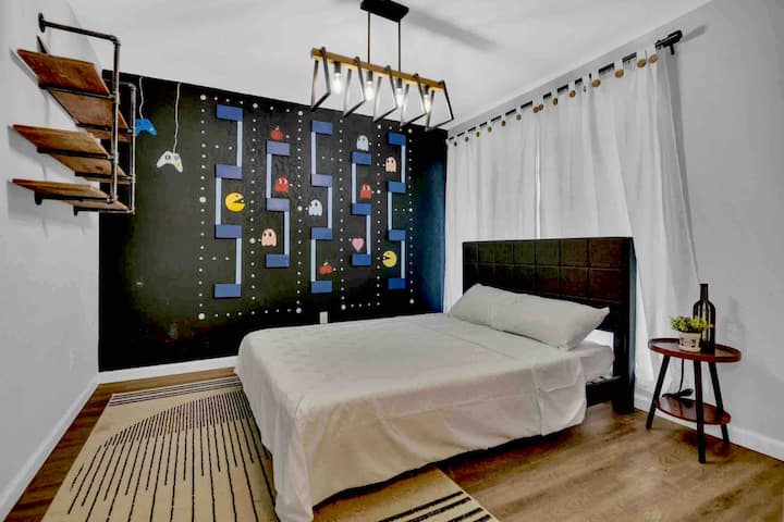 Dormitorio temático de juegos con cama tamaño queen 