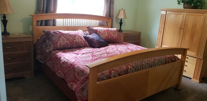 غرفة نوم ثالثة في الطابق العلوي بسرير كبير