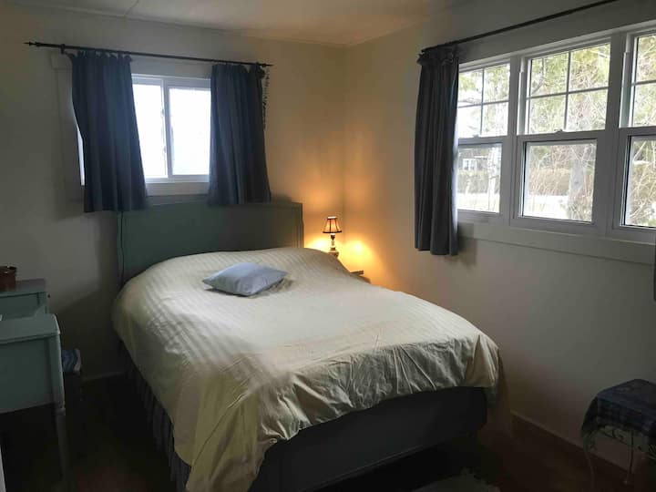 Uma confortável cama de casal de estilo francês de estilo antigo.