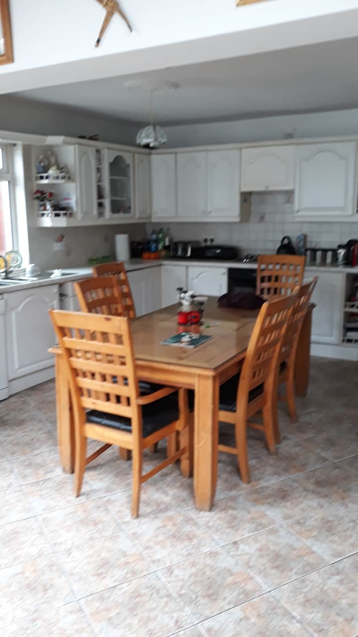 Pleasant rooms near the sea and mountains in Bray Houses for Rent in