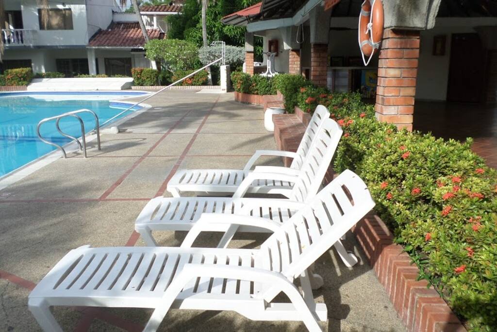 asoleadores piscina y parque para niños